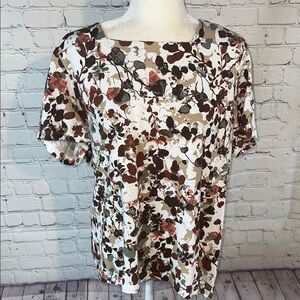 Petite XL Floral Print Women's Top. Square neck front and back. Short sleeve